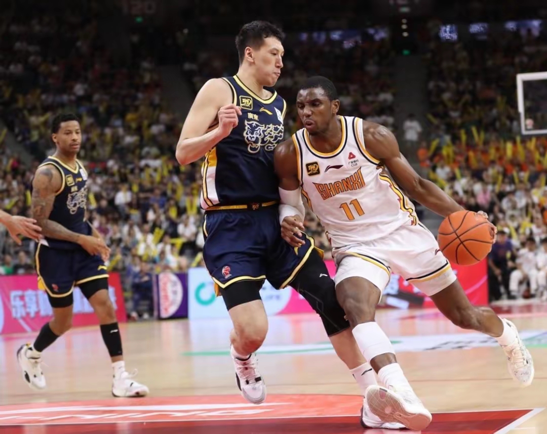 九游体育-田径半决赛焦点战：钱塘迅豹队淘汰对手河套巨龙队，外线火力全开。中场绞杀压制对手(25米速射决赛视频完整)